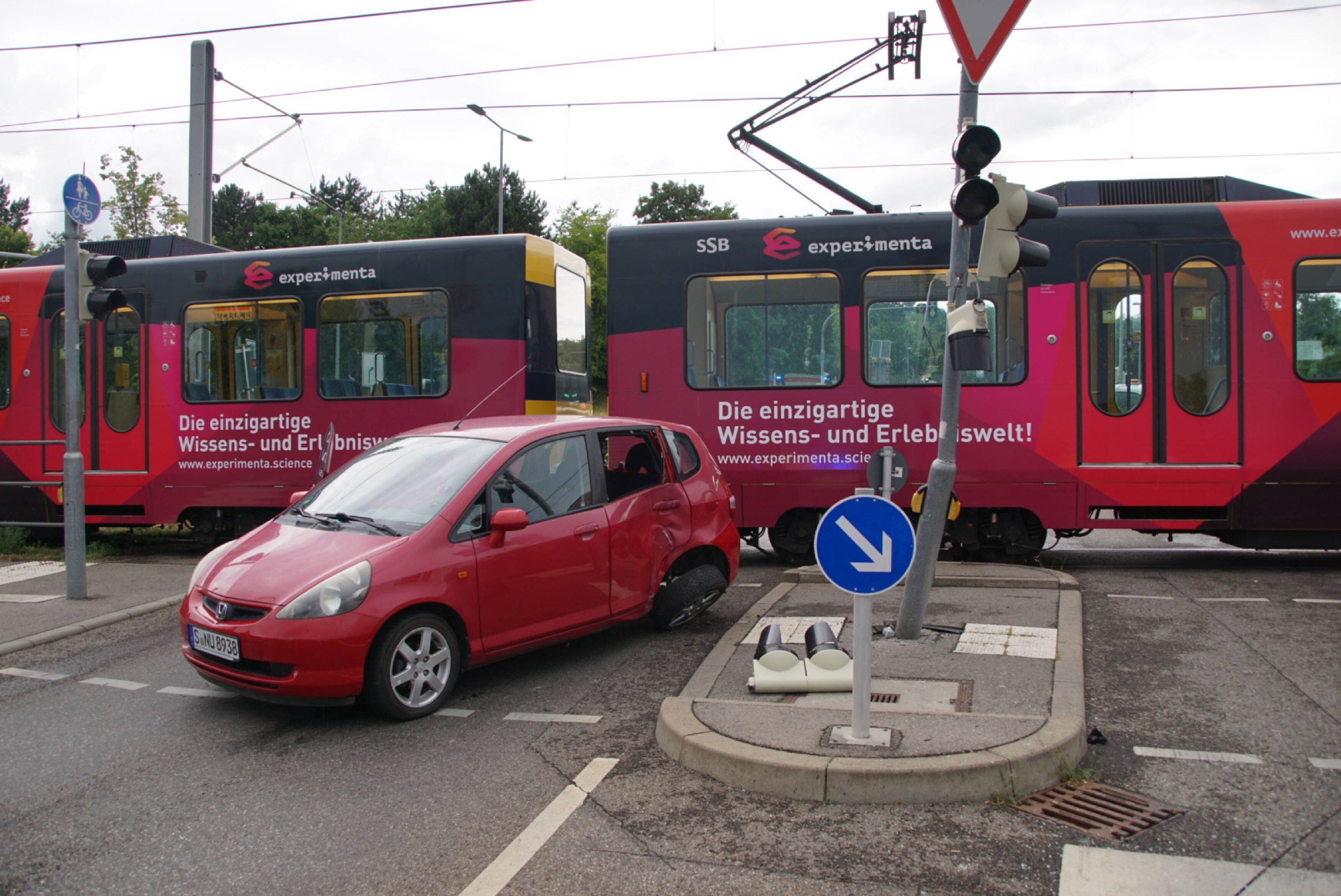 Pkw kollidiert mit Stadtbahn: Verkehrsunfall in der Stuttgarter Löwentorstraße