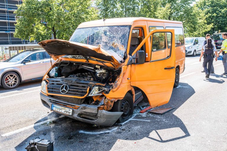 Unfallflucht auf alten Bundesstraße – Transporter muss aus weichen und kracht gegen LKW