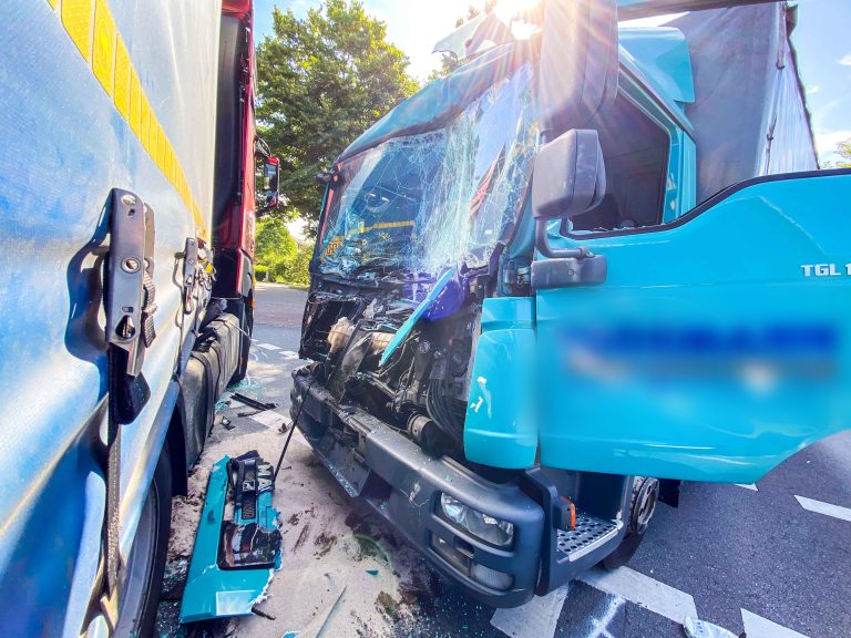 Schwerer Crash mitten in Gladbeck mit 2 LKW – 65-Jähriger Fahrer schwer Verletzt ins Krankenhaus transportiert – Kreuzung war teilweise gesperrt
