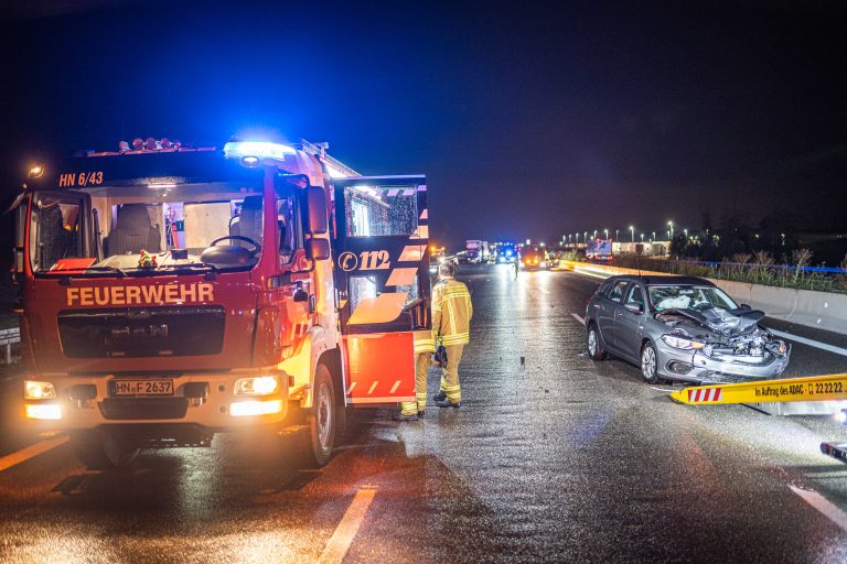 Tödlicher Aquaplaningunfall auf der A6: Mann wird nach Unfall von weiterem Fahrzeug erfasst und tödlich verletzt – Vollsperrung der Autobahn