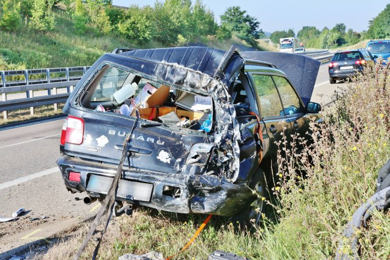 Reifenplatzer löst Kettenreaktion aus: Subaru überschlägt sich – 2 Autofahrer fahren einfach weiter