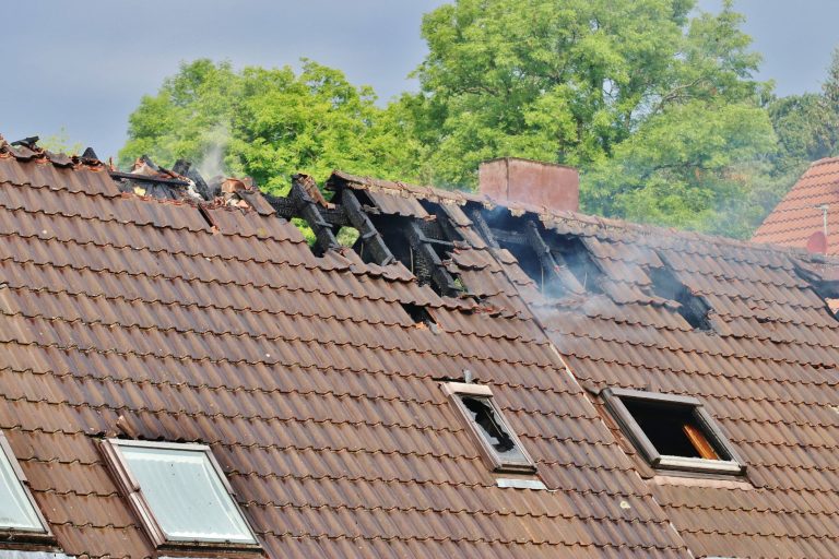 Halbe Millionen Euro Schaden nach Dachstuhlbrand in Wohnhaus