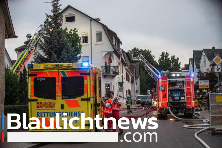 20 Verletzte bei Gebäudebrand: 4 davon schwerverletzt – Feuerwehr muss ausgebrannte Dachgeschosswohnung löschen
