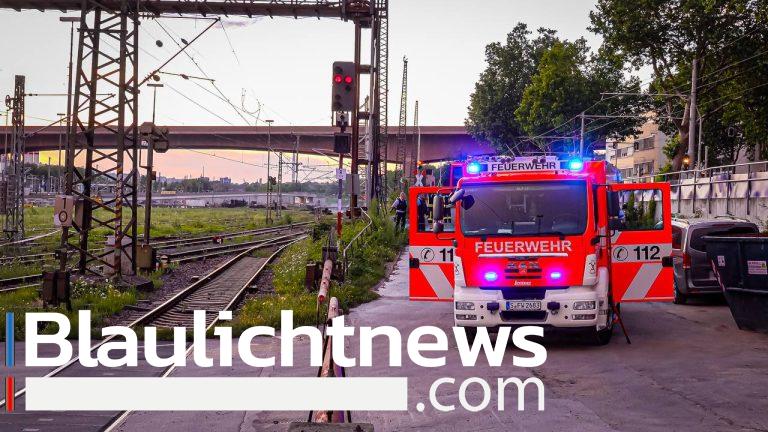 Feuerwehr kann nicht löschen wegen Bahnschranke – Mehrere Bahnschwellen brennen auf Gleisfeld – Bauarbeiten im Zuge von S21 gestartet