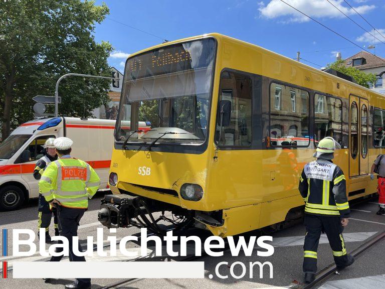 Auto kracht in Stadtbahn: Mehrere Verletzte