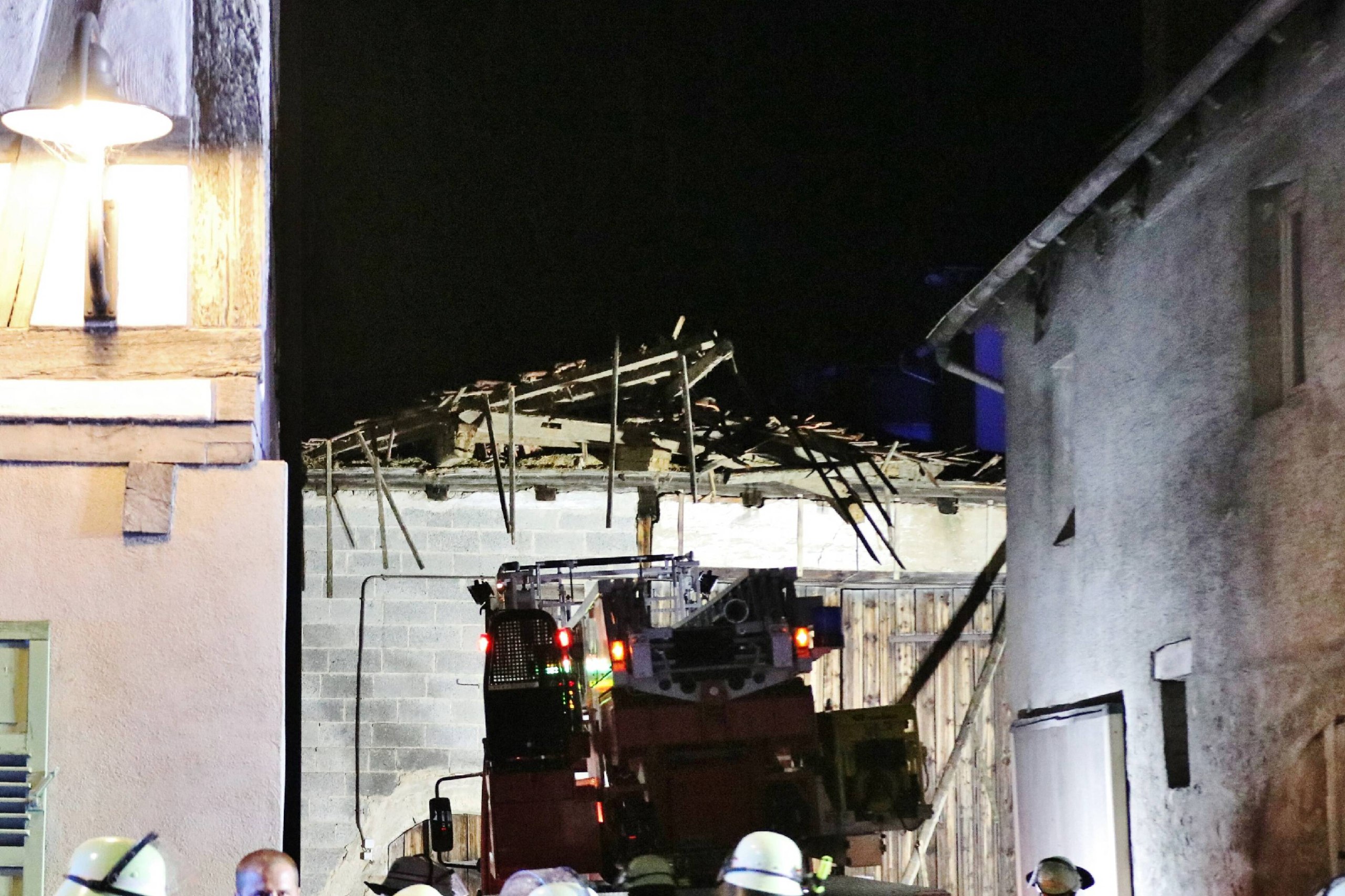 Scheunendach stürzt bei Sturmböe vollständig ein – Feuerwehr in Steinheim an der Murr im Großeinsatz – 60.000 Euro Schaden