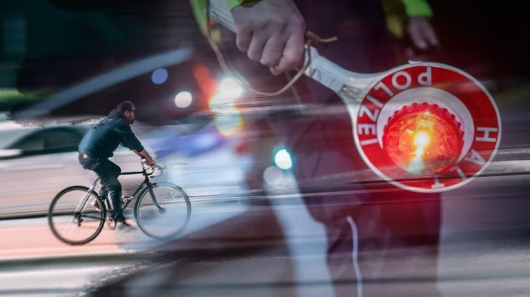 Betrunkener Radfahrer stürzt und greift Polizisten an