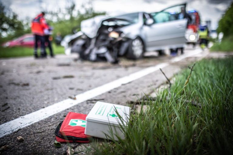 Mercedes Vito überschlägt sich auf der A81 – 4 Verletzte