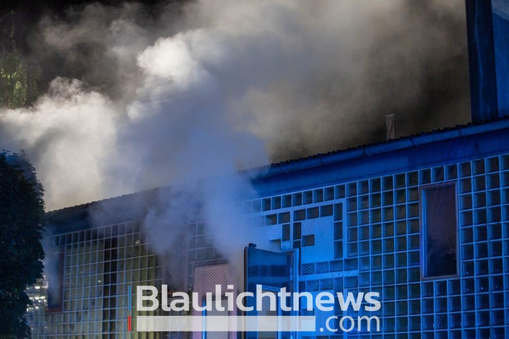 Brand eines Industrieherds in Produktionshalle führt zu starker Rauchentwicklung