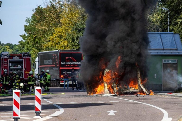 Flammen und Rauch auf der Bundesstraße: Transporter brennt auf B14 komplett aus