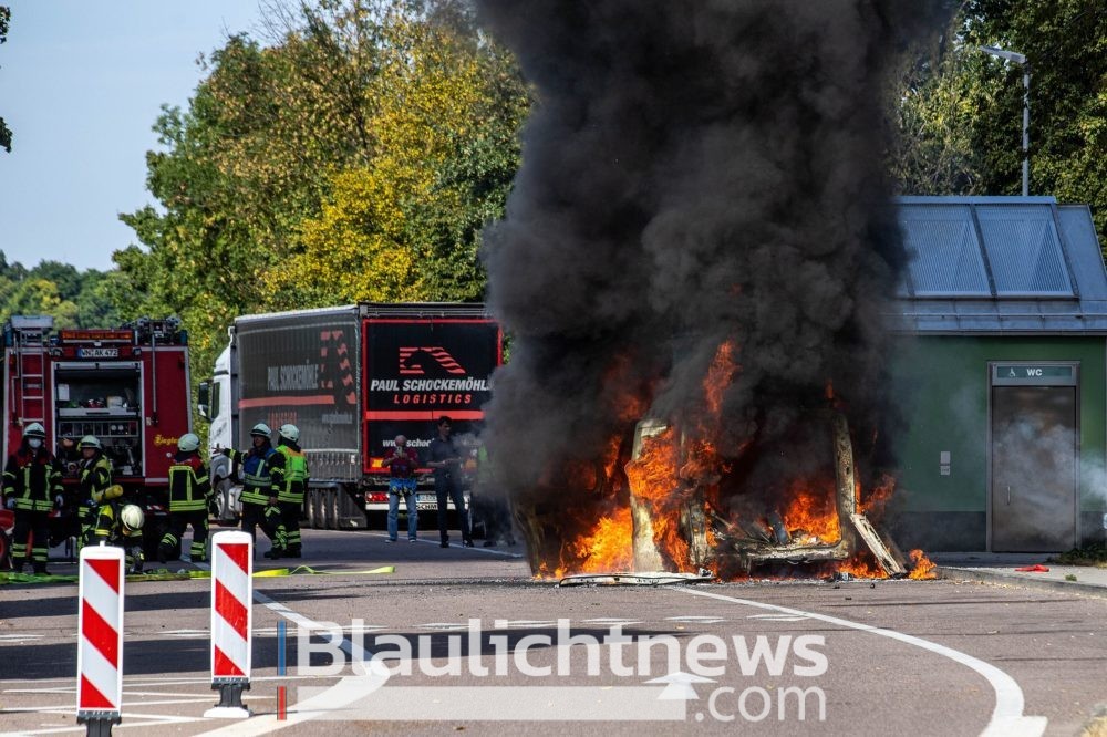 Flammen und Rauch auf der Bundesstraße: Transporter brennt auf B14 komplett aus