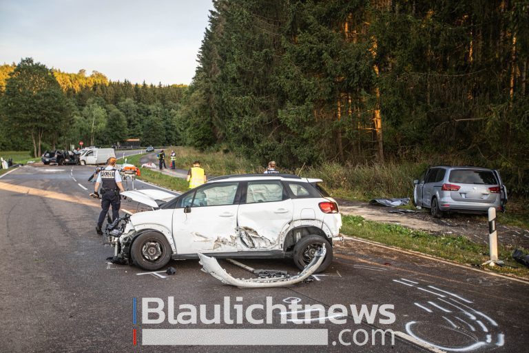 BMW-Testfahrzeug kracht in Transporter: Tödlicher Unfall mit 4 Fahrzeugen und 10 Verletzten