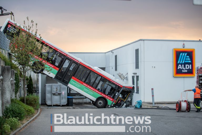 Linienbus stürzt 10 Meter Abhang hinunter gegen ALDI-Filiale – 3 teils Schwerverletzte