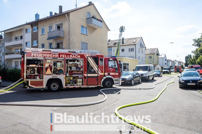 Dachstuhlbrand in Mehrfamilienhaus fordert Feuerwehreinsatz
