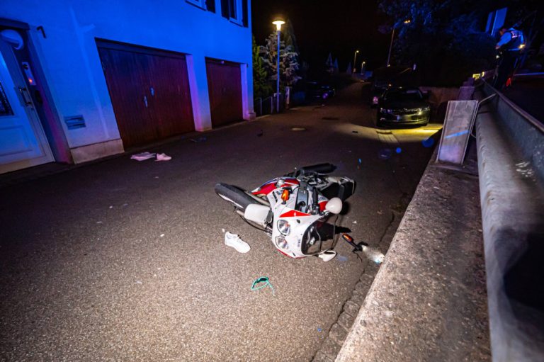 Alkoholisiert vor Polizeikontrolle auf Motorrad geflüchtet und gestürzt – 2 Schwerverletzte