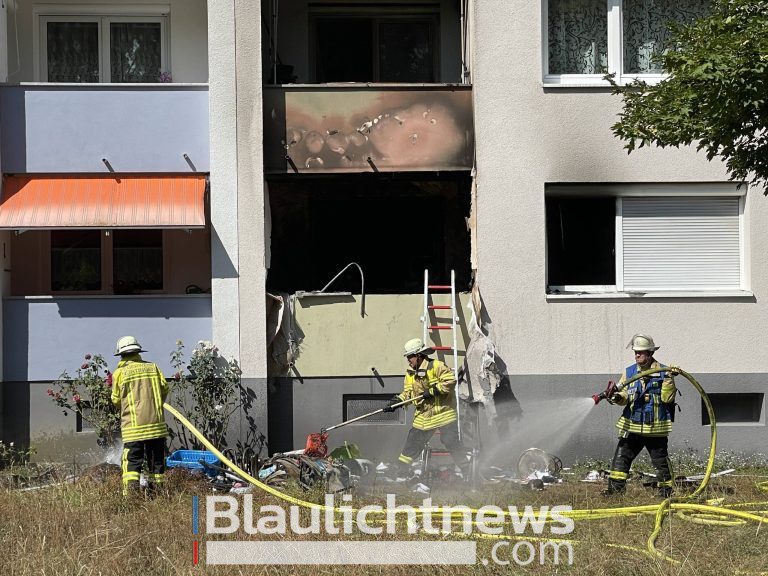 Wohhnungsbrand in Mehrparteienhaus: Bewohner mit Rettungshubschrauber in Klinik geflogen
