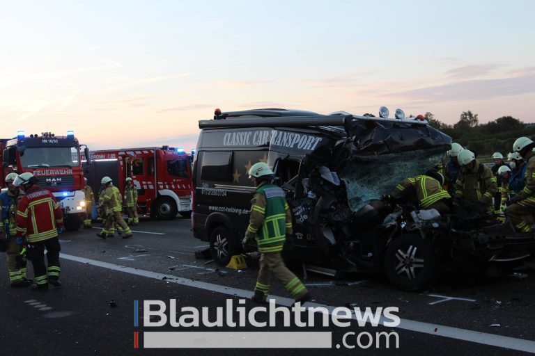 Tödlicher Crash auf der Autobahn – Transporter kracht in LKW – Fahrer stirbt