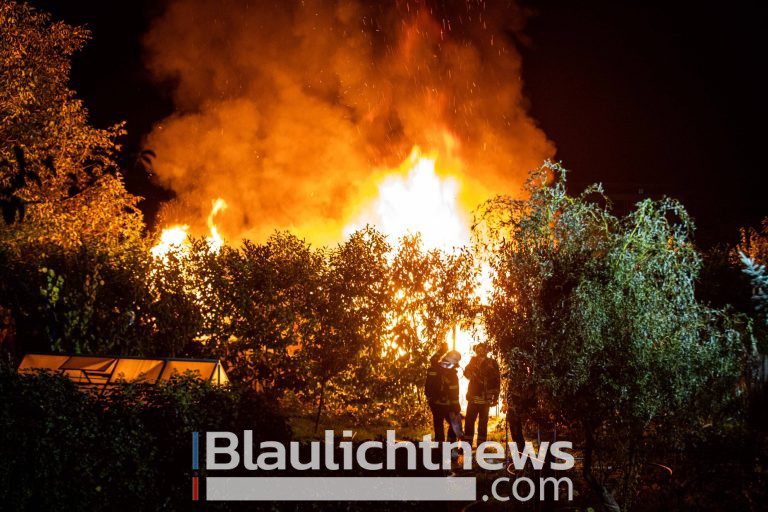 Gartenschuppen brennt lichterloh: Meterhohe Flammen in Kleingartenanlage