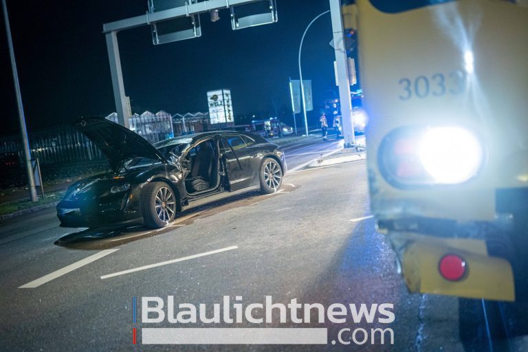 Porschefahrerin nach Unfall mit Stadtbahn leicht verletzt